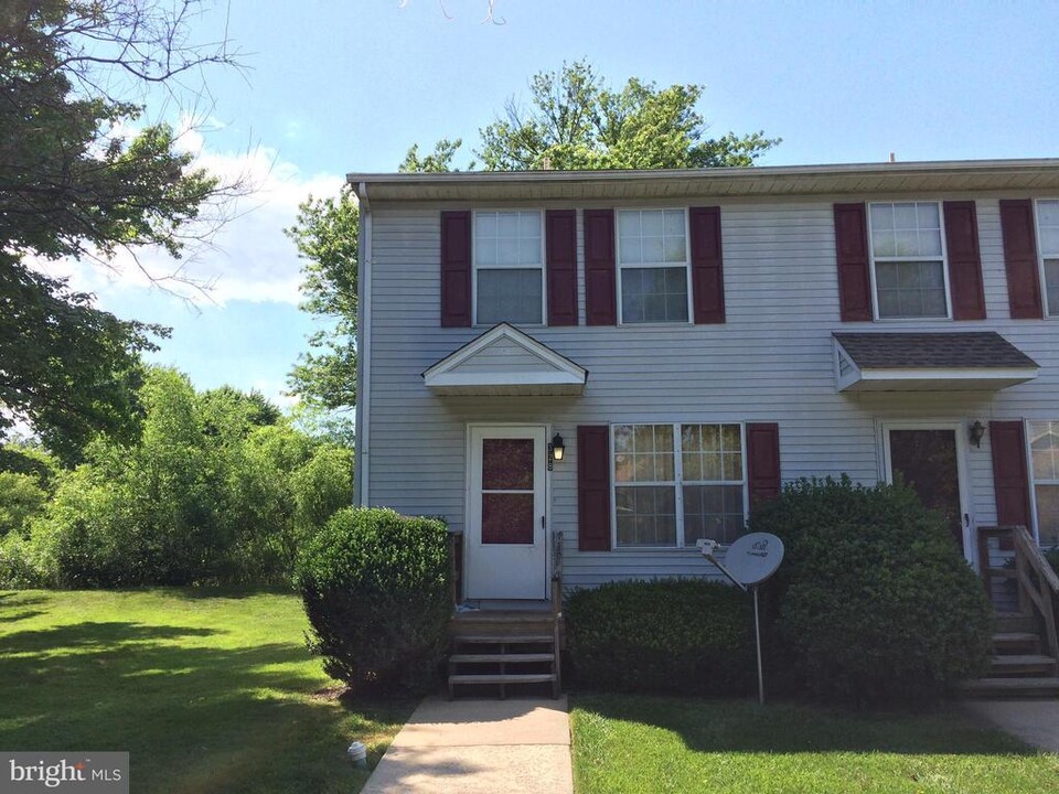 328 Cobble Creek Curv in Newark, DE - Foto de edificio