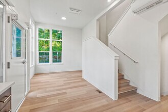 2175 SE Stark St, Unit 1 in Portland, OR - Building Photo - Building Photo