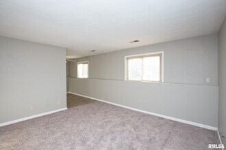 3430 Holiday Ct in Bettendorf, IA - Building Photo - Building Photo