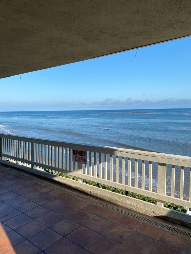 6561 Del Playa in Goleta, CA - Building Photo - Interior Photo