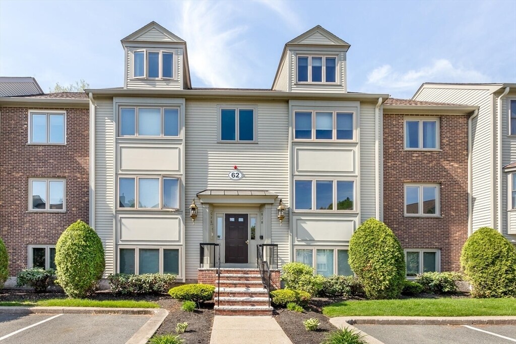 62 Maple St in Canton, MA - Building Photo