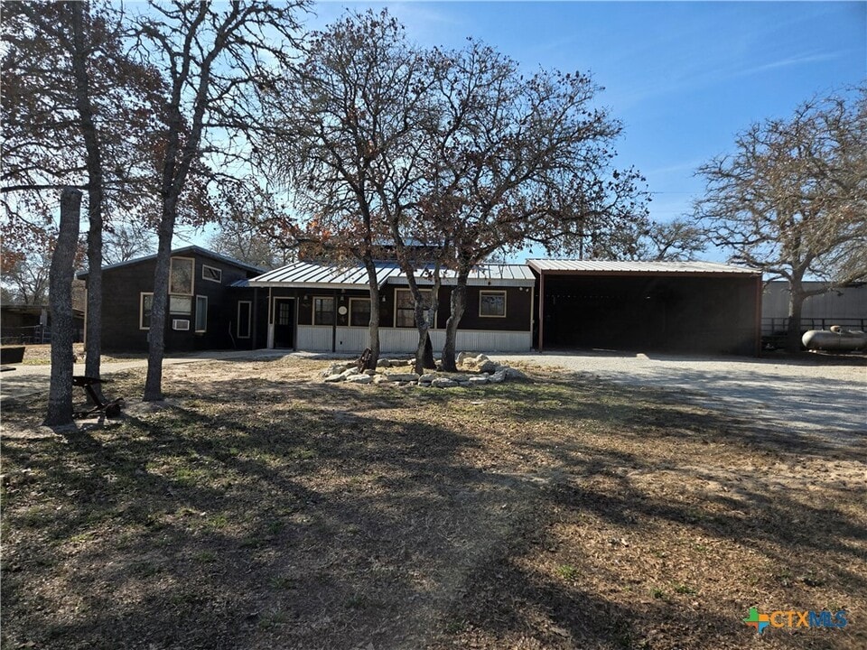265 Sandy Oaks Dr in Seguin, TX - Building Photo