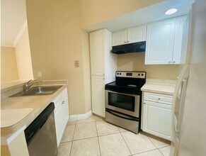 5737 Gatlin Ave in Orlando, FL - Foto de edificio - Building Photo