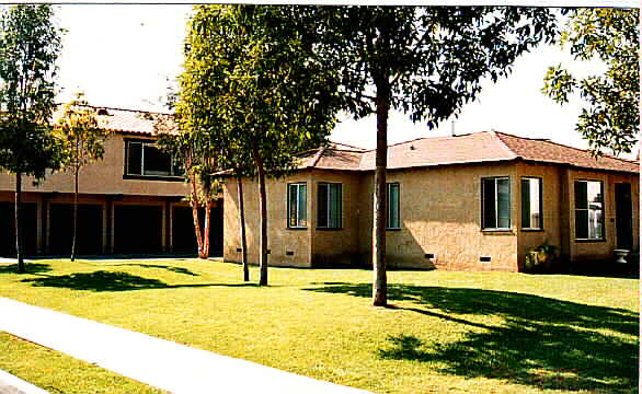 704 E Erna Ave in La Habra, CA - Foto de edificio - Building Photo