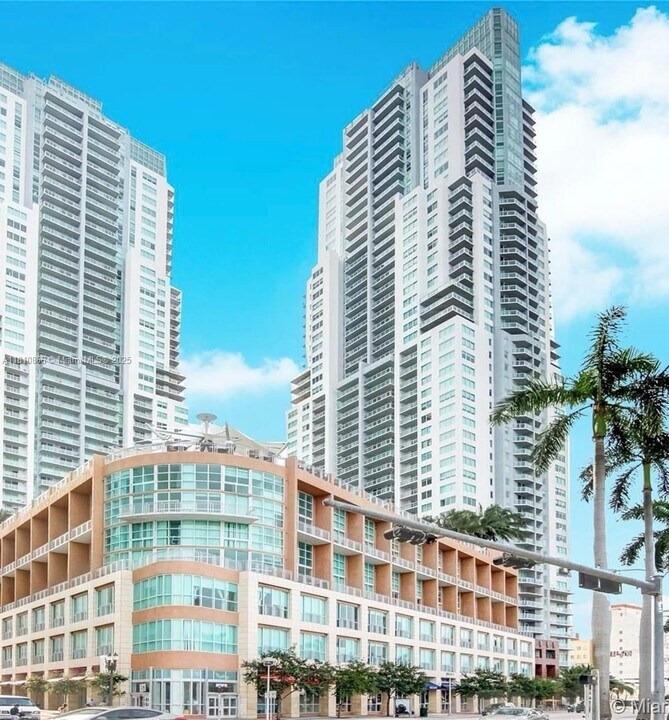 253 NE 2nd St, Unit 1808 in Miami, FL - Building Photo