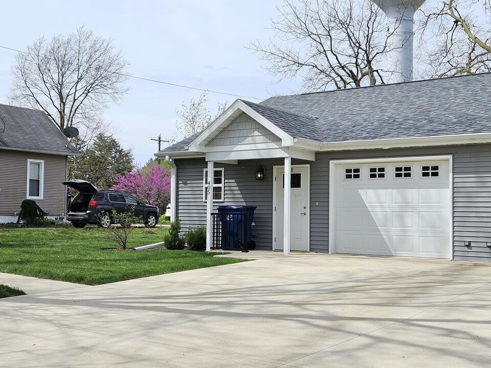 405 S Main St in Sheffield, IL - Building Photo