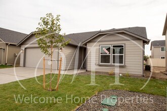 537 SW Angelina Loop in College Place, WA - Building Photo - Building Photo