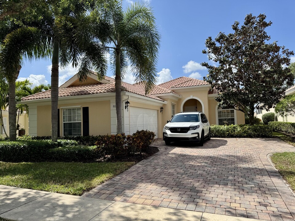 8264 Pine Cay Rd in Wellington, FL - Building Photo