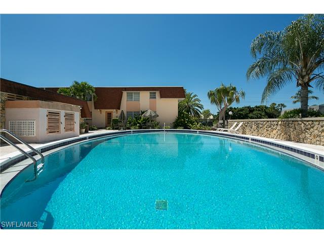 457 Tallwood St, Unit 106 in Marco Island, FL - Foto de edificio