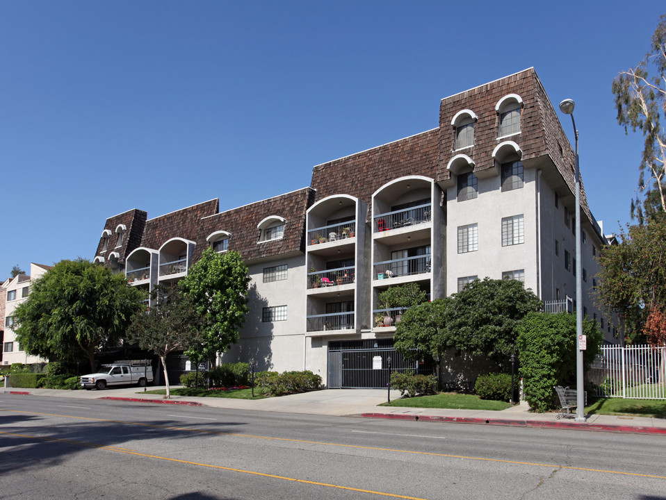 5339 Lindley Ave in Tarzana, CA - Building Photo