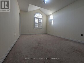 8 Wimbledon Ct in Whitby, ON - Building Photo - Building Photo