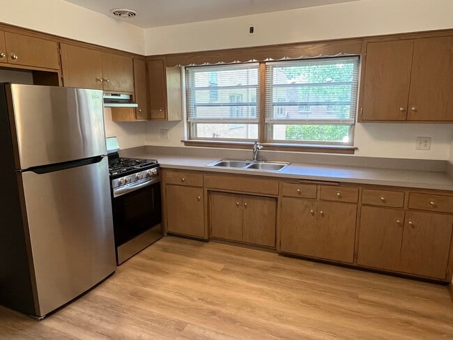 1334 Woodview Ln, Unit 2E in Glenview, IL - Building Photo - Building Photo