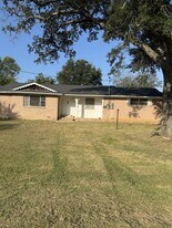 915 N Spring St in Grand Saline, TX - Building Photo