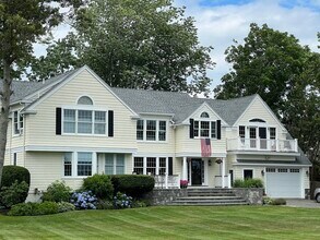 247 Ocean Ave, Unit 2 in Marblehead, MA - Foto de edificio - Building Photo