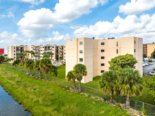 Versailles Plaza Condominium in Hialeah, FL - Building Photo - Building Photo