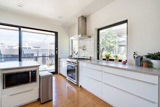 1616 NW Northrup St in Portland, OR - Foto de edificio - Building Photo