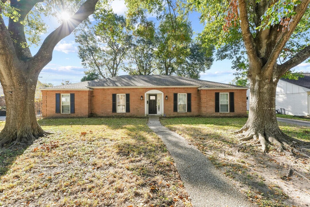 10719 Del Monte Dr in Houston, TX - Foto de edificio