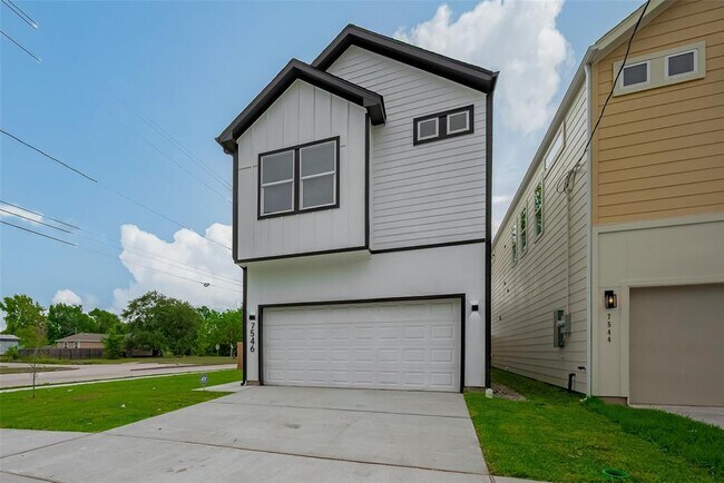 7546 Charlie St in Houston, TX - Building Photo - Building Photo