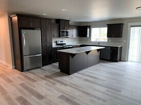 840 W Crystal Ct in Roseburg, OR - Building Photo