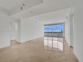 1000 W Island Blvd in Aventura, FL - Building Photo - Building Photo