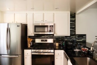 5720 Owensmouth Ave in Los Angeles, CA - Building Photo - Building Photo
