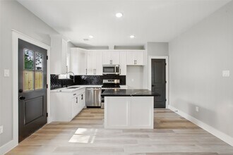 4719 Mallow St in Houston, TX - Building Photo - Building Photo