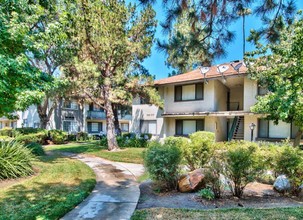 Pine Garden Village in Riverside, CA - Foto de edificio - Building Photo