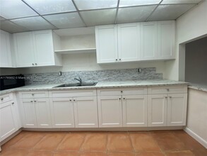10000 NW 80th Ct in Hialeah Gardens, FL - Building Photo - Building Photo