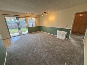 21350 Rossford Ave in Lakewood, CA - Building Photo - Building Photo