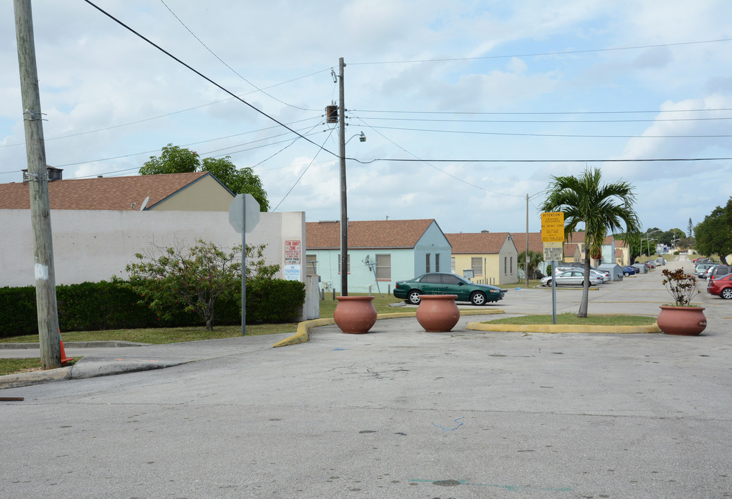 Dunbar Village in West Palm Beach, FL - Foto de edificio