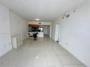 1750 N Bayshore Dr, Unit 2906 in Miami, FL - Foto de edificio - Building Photo