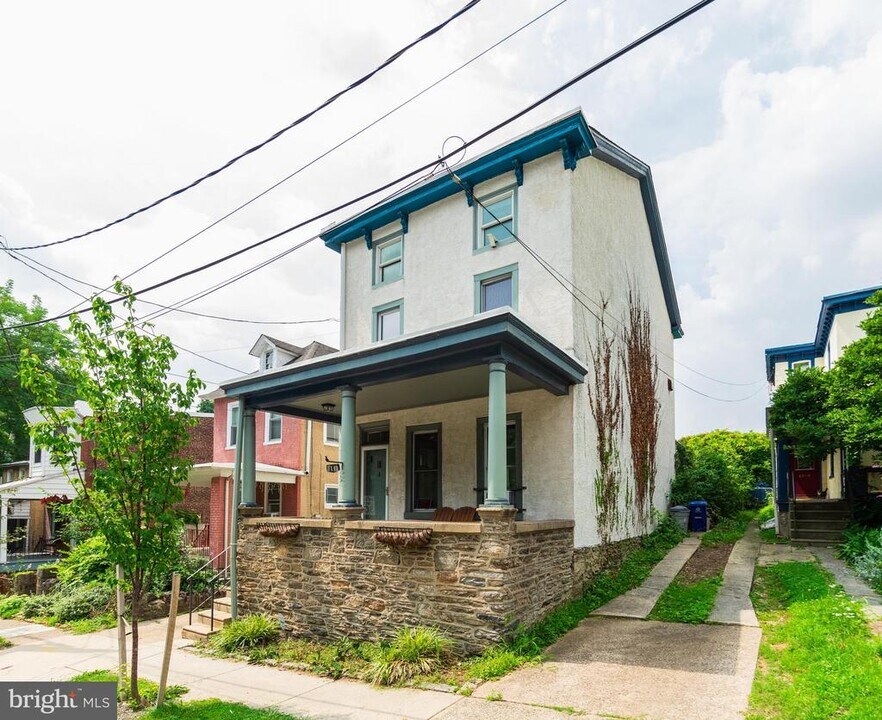 6038 Wissahickon Ave in Philadelphia, PA - Building Photo