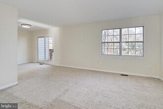 10024 Downeys Wood Ct in Burke, VA - Building Photo - Building Photo