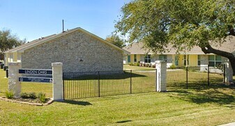 1201 N Live Oak St in Rockport, TX - Building Photo