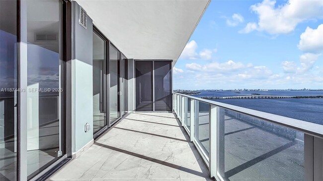 700 NE 24th St, Unit 2704 in Miami, FL - Building Photo - Building Photo