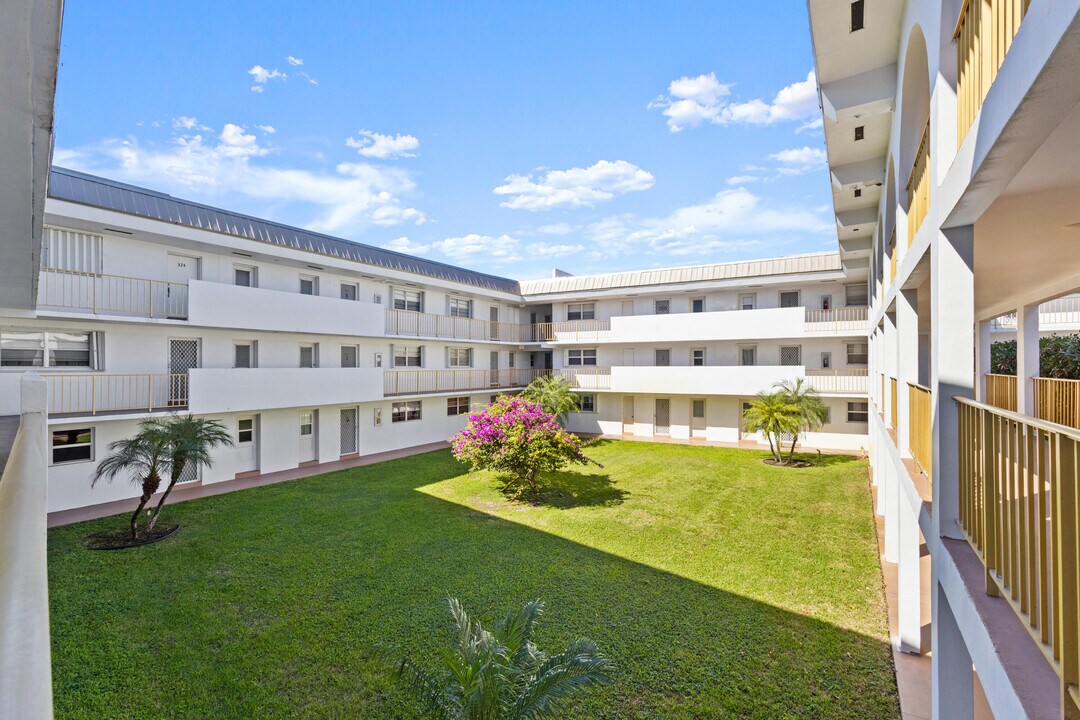 5401 NW 2nd Ave in Boca Raton, FL - Building Photo