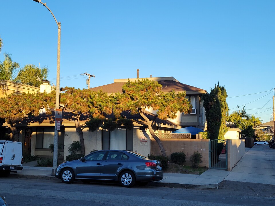 312 Gladys Ave in Long Beach, CA - Building Photo