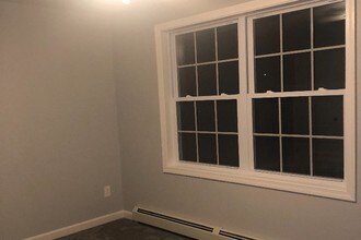 19 Brenden St, Unit B in Westerly, RI - Foto de edificio - Building Photo