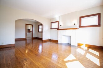 1246 Laclede Rd, Unit 2 Upper in Toledo, OH - Building Photo - Building Photo