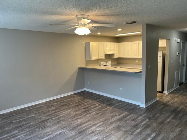 2263 Whitman Ln in Fort Walton Beach, FL - Building Photo - Building Photo