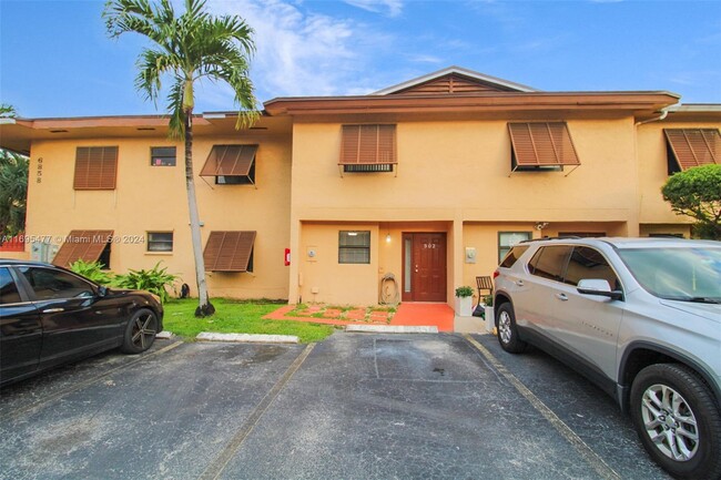 6858 NW 173rd Dr in Hialeah, FL - Building Photo - Building Photo