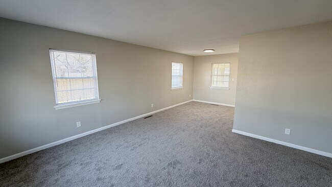 2101 Cass Ave in Evansville, IN - Building Photo - Building Photo