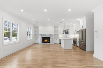 42 Alice Ct in East Rockaway, NY - Foto de edificio - Building Photo