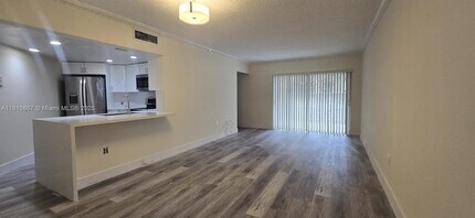 10229 NW 9th St Cir, Unit 110-2 in Miami, FL - Building Photo - Building Photo