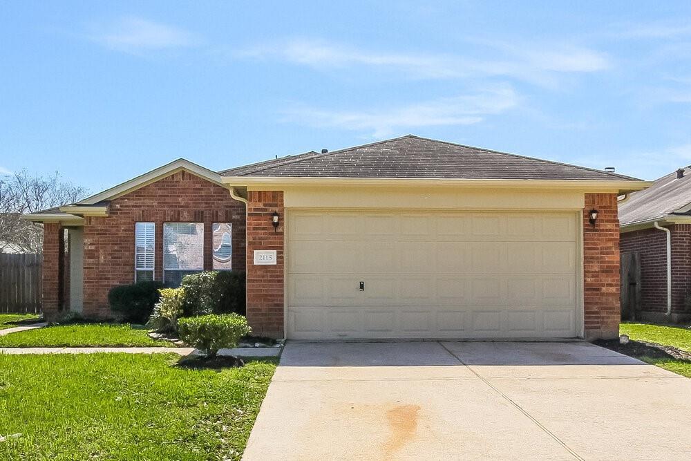 2115 Beacon Light Ln in Fresno, TX - Building Photo