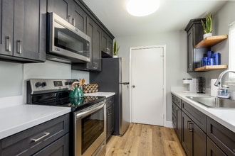 1176 King St in Redwood City, CA - Building Photo - Building Photo