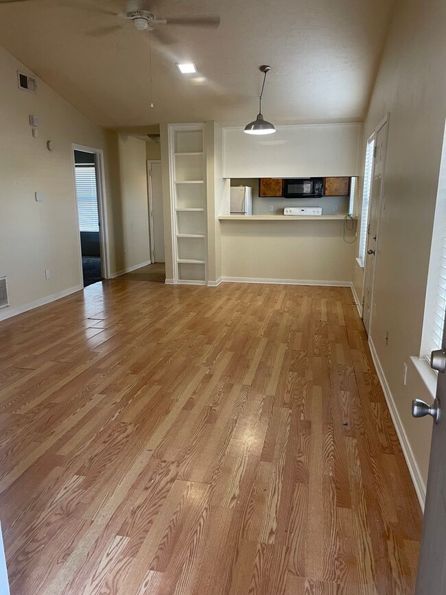 AUGUST PRE-LEASE!  Great 3 bedroom 2 Bathr in College Station, TX - Building Photo - Building Photo