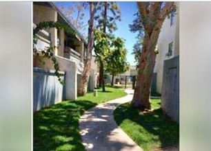Olive Creek in Canoga Park, CA - Foto de edificio - Building Photo