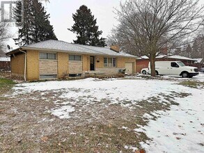 646 Iroquois Ave in Hamilton, ON - Building Photo - Building Photo