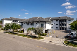 Nueva Aventura in Hialeah, FL - Foto de edificio - Building Photo